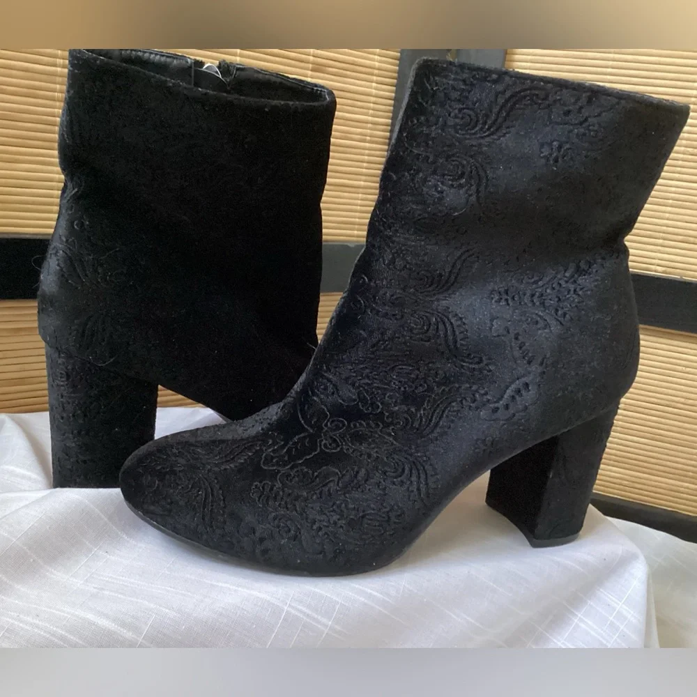 DIBA paisley embossed velvet ankle boots Sz 9.5 black EUC Danica boot